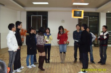 主持人现场采访女生节心愿实现的过程